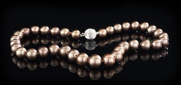 Lady's "Chocolate" Tahitian Cultured Pearls: Lady's "Chocolate" Tahitian Cultured Pearls, a graduated strand of "chocolate" pearls with a good lustre ranging in size from 10.5mm to 13.0mm, with a fourteen-karat white gold clasp, l. 17".