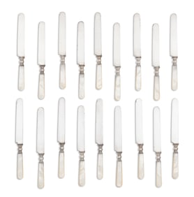 Eighteen New Orleans Close-Plate Dinner Knives