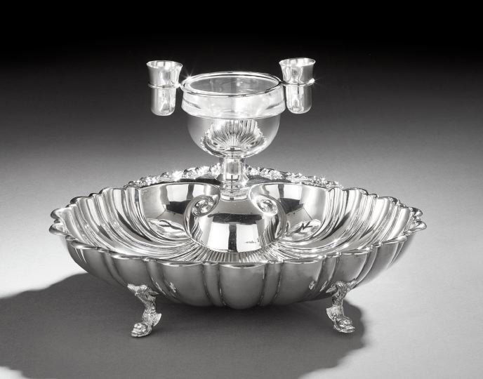 American Silverplate Hors d'Oeuvres Dish: American Silverplate Hors d'Oeuvres Dish, mid-20th century, by the Crescent Silverware Mfg. Co., Port Jervis, New York, of coquille form, fitted on the handle with a glass sauce dish flanked by a pair