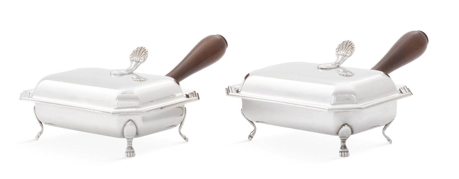 Pair of Italian Silver Silent Butlers: Pair of Italian Silver Silent Butlers contemporary, by Argenterie Griggio, Selvazzano Dento, Padua, .800 silver, of canted rectangular form with molded edge and turned wood handle, raised on four leaf