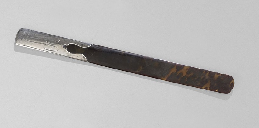 George V Silver-Mounted Tortoiseshell Page Turner: George V Sterling Silver-Mounted Tortoiseshell Page Turner, hallmarked London, 1910-1911, by Edmond Bennett, monogrammed "IL", l. 14".
