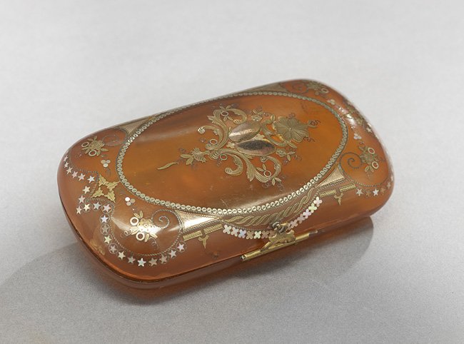 Blond Tortoiseshell Card Box: Blond Tortoiseshell Card Box, third quarter 19th century, probably French, inlaid with gold, silver and mother-of-pearl, with an oval framed cartouche, h. 3/4", w. 3-3/4", d. 2".