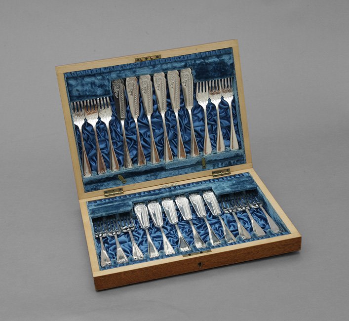 Victorian Cased 24-Piece Silverplate Fish Set: Fine Victorian Cased Twenty-Four-Piece Silverplate Fish Set, fourth quarter 19th century, by Daniel & Arter, Birmingham, including twelve forks, l. 7-1/8", and twelve knives, l. 8-1/4", the handles in