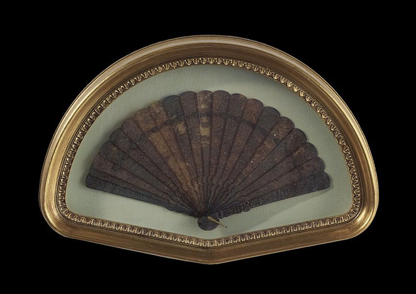 Chinese Carved Tortoiseshell Brise Fan (1 of 2)