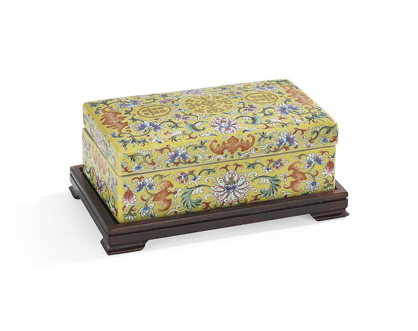 Chinese Export Porcelain Box on a Wooden Stand (1 of 2)