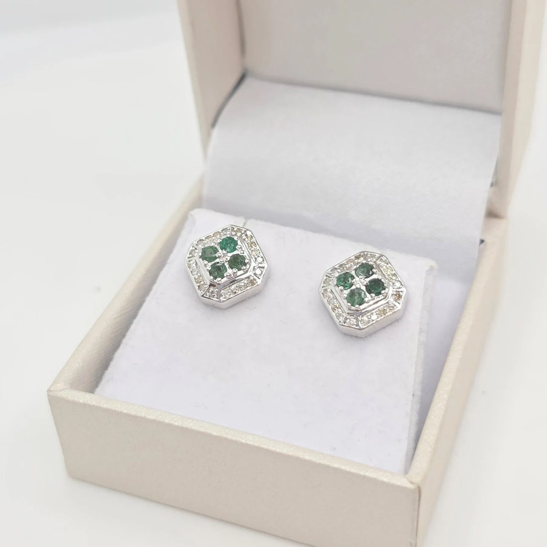 0.64ct Diamond earrings 0.64ct with Emerald gems, White gold (1 of 8)