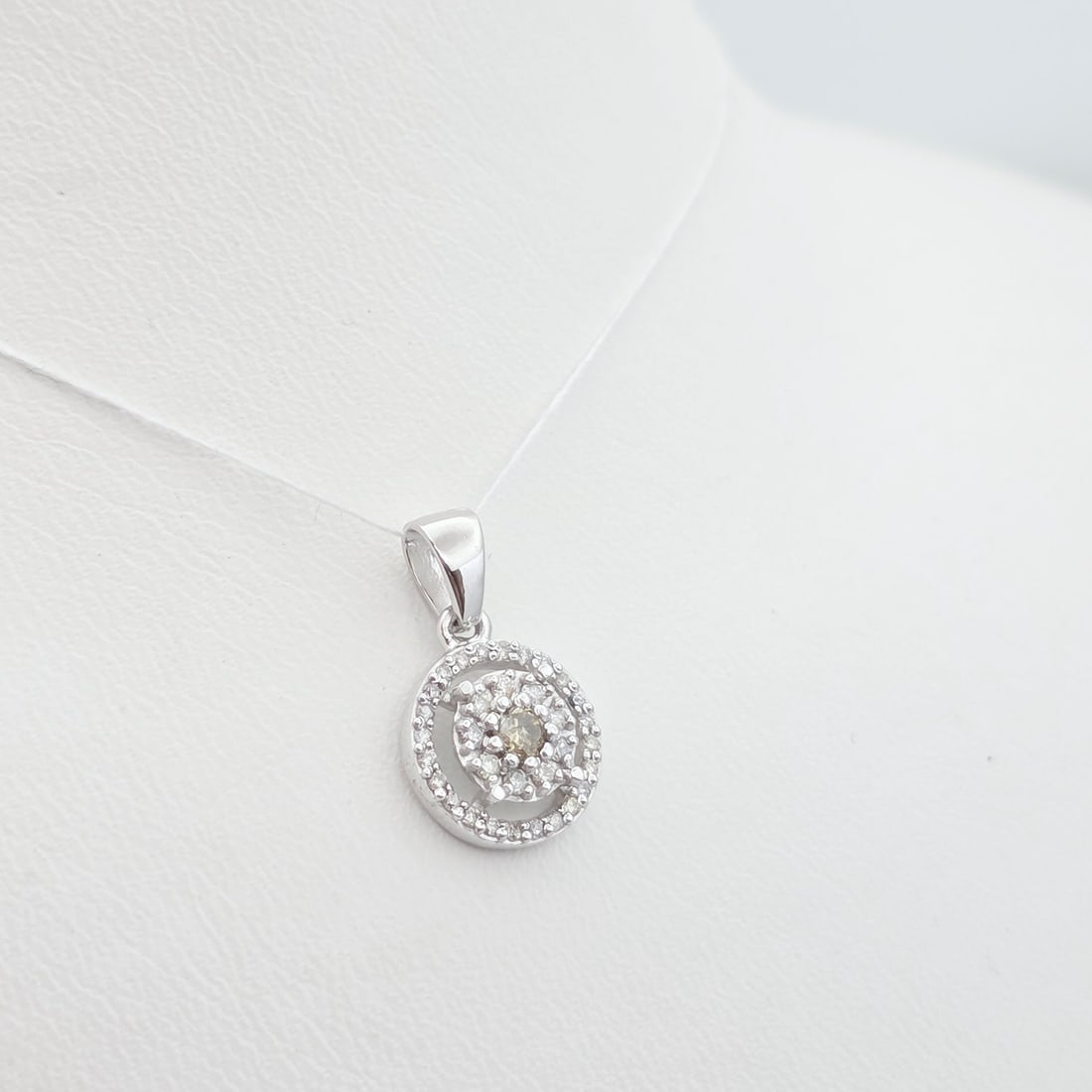 14K White Gold Pendant with Diamonds - 0.27 CT: Presenting a stunning, premium-quality pendant that exudes sophistication and timeless elegance, crafted from 14K white gold (585) and featuring a magnificent arrangement of sparkling diamonds. This