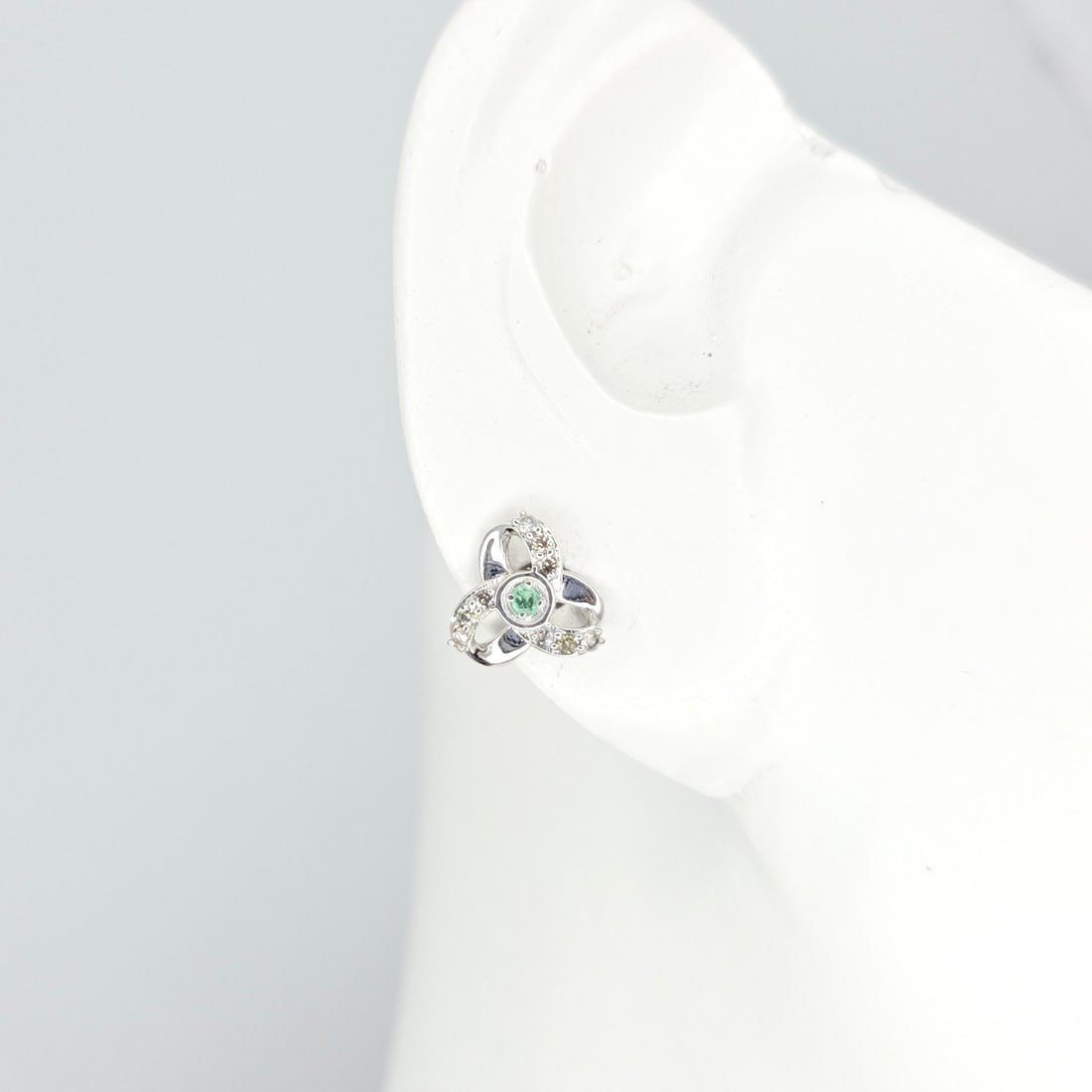 Beautiful 0.23ct Emerald & Diamond Earrings in 14K White Gold (1 of 5)