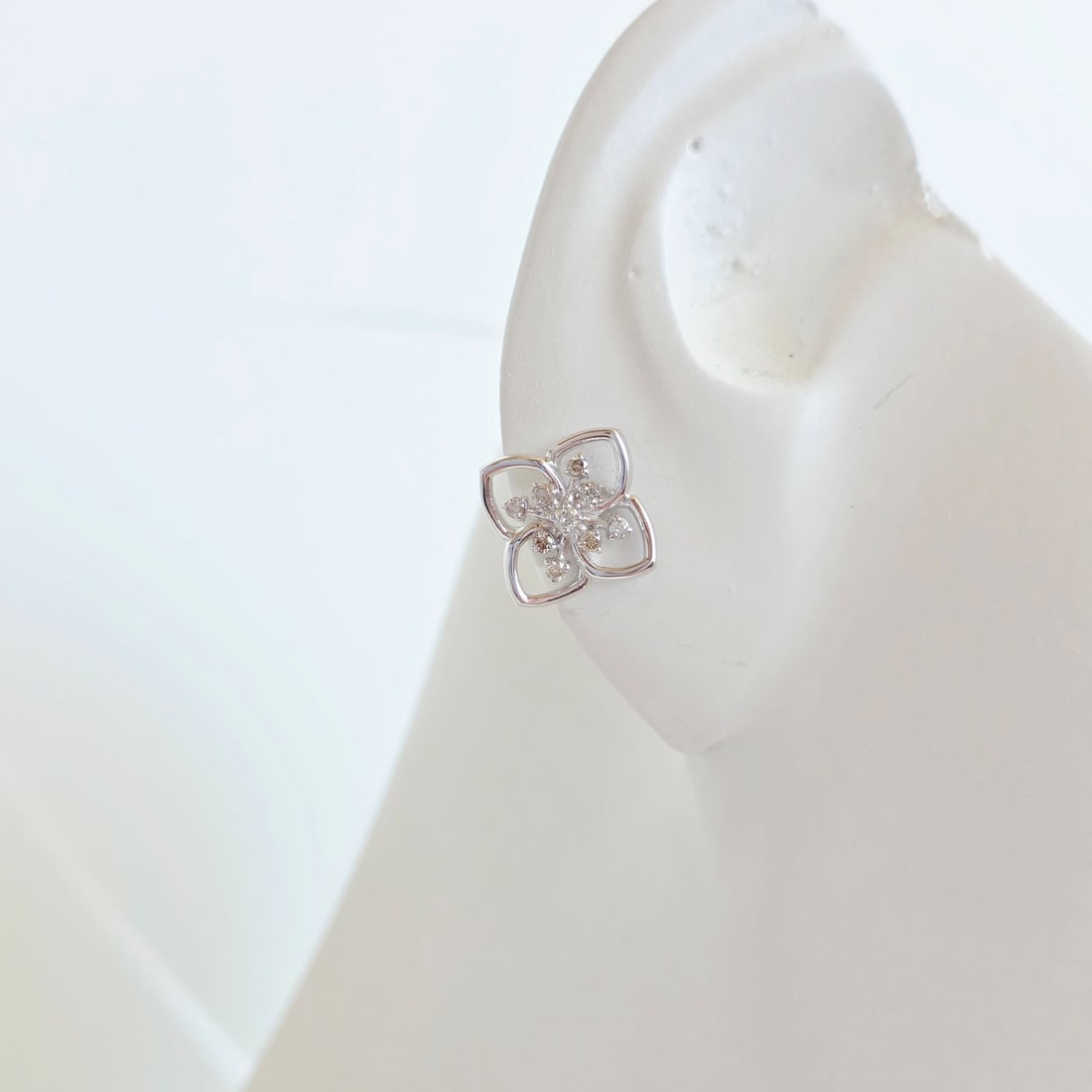 Flower-shaped diamond earrings in 14K white gold: Flower-shaped diamond earrings in 14K white gold. 18 natural diamonds (0.22 ct) create delicate sparkle — perfect for everyday elegance or gifting.These flower-inspired diamond earrings are handcraf