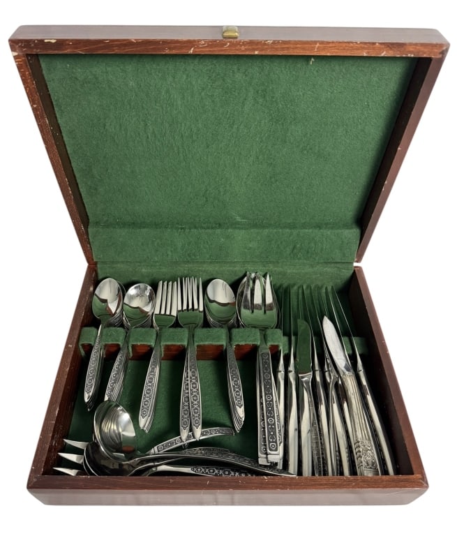 GORHAM GEORGETOWN PATTERN STAINLESS STEEL 61 PIECES: A 65 piece stainless steel flatware service in the Georgetown pattern by Gorham. This set features a contemporary geometric design with a textured repeating diamond and dot motif on the handles. The s