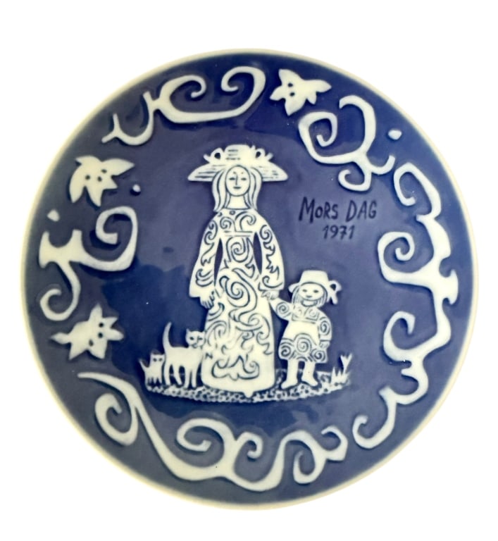 ROYAL COPENHAGEN MOTHER’S DAY PORCELAIN PLATE: Royal Copenhagen Danish porcelain Mother's Day commemorative plate, dated 1971. Decorated in underglaze cobalt blue and white with a stylized mother and child accompanied by cats, surrounded by scroll