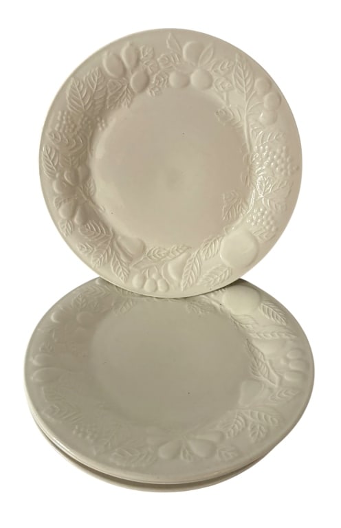 4 GIBSON EMBOSSED FRUIT & LEAF DINNER PLATES: Set of four Gibson glazed stoneware dinner plates featuring a warm ivory/cream ground with an embossed border of fruit, berries, leaves, and foliage. The monochromatic raised decoration gives the plat