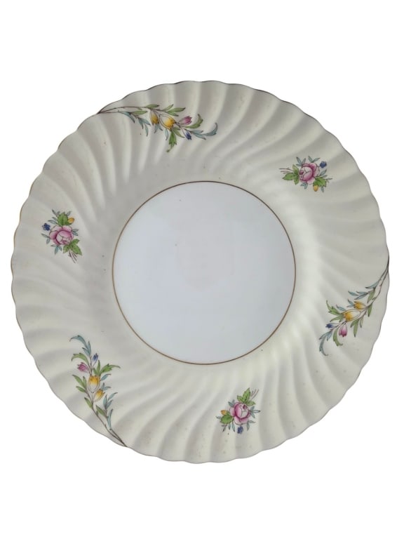21 PIECE MINTON BROMLEY ENGLISH CHINA SET: A 21-piece Minton porcelain plate service in the “Bromley” pattern, made in England. Each piece features a cream-colored ground with molded spiral-fluted and scalloped borders decorated with c