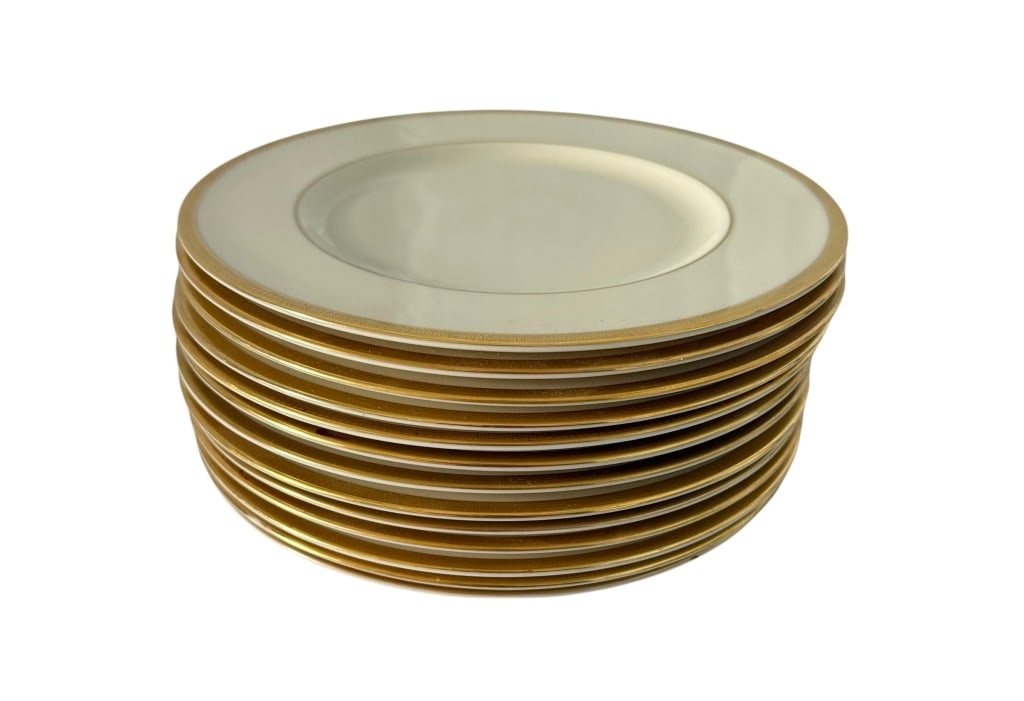 13 LENOX TUXEDO GOLD-ENCRUSTED PORCELAIN PLATES: A set of 13 Lenox porcelain salad/dessert plates in the Tuxedo pattern, made in the USA. Each circular plate features an ivory-toned porcelain ground with a broad textured gold-encrusted border and na