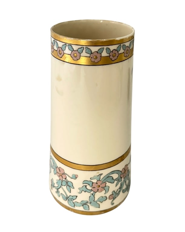 PORCELAIN CYLINDER VASE WITH FLORAL DECORATION: Elegant vintage porcelain cylinder vase decorated with hand-painted stylized floral and foliate bands in soft pink and turquoise-blue against an ivory ground. The decoration is accented by broad gilt