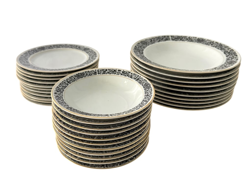 32-PC FOUR CROWN JAPAN MONTE CARLO DINNERWARE SET: Vintage 32-piece Four Crown China porcelain dinnerware set, made in Japan in the Monte Carlo pattern, No. 383. The service features an elegant white ground surrounded by an elaborate black floral and 