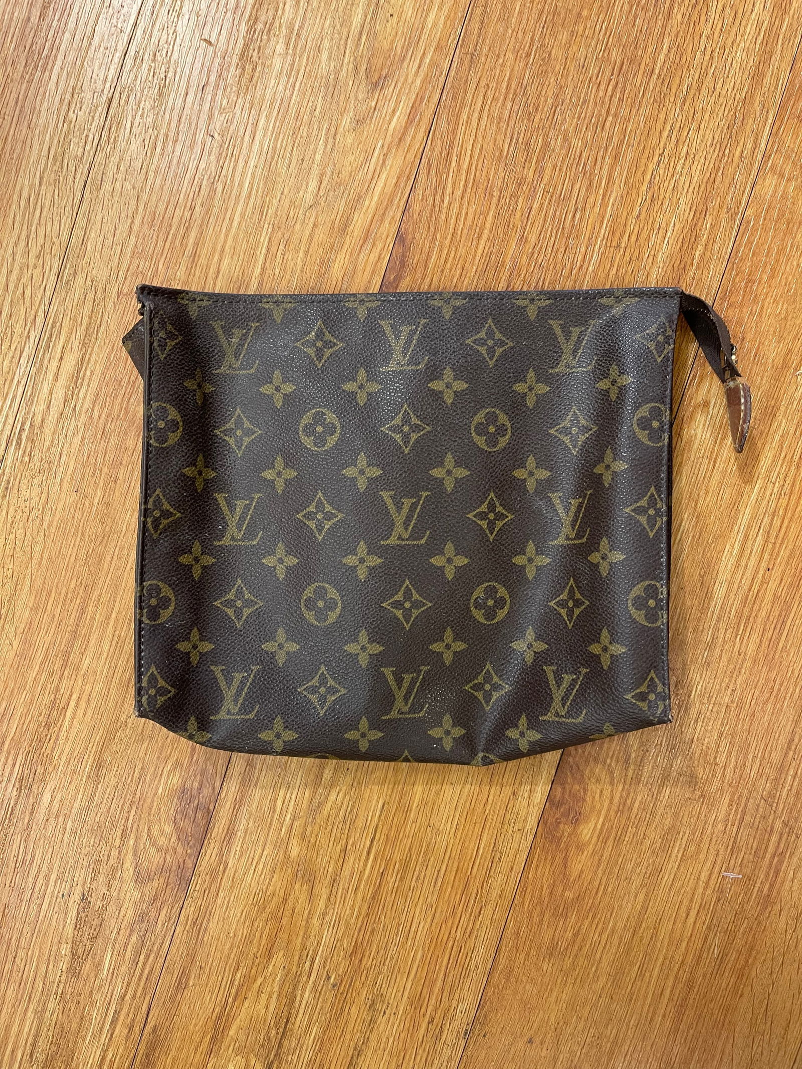 LOUIS VUITTON Montsouris GM Makeup bag: Crafted from the iconic Monogram canvas with natural cowhide leather trim. The bag shows signs of prior use including scratches, rubbing, and some staining, and may benefit from cleaning.Dimensions: