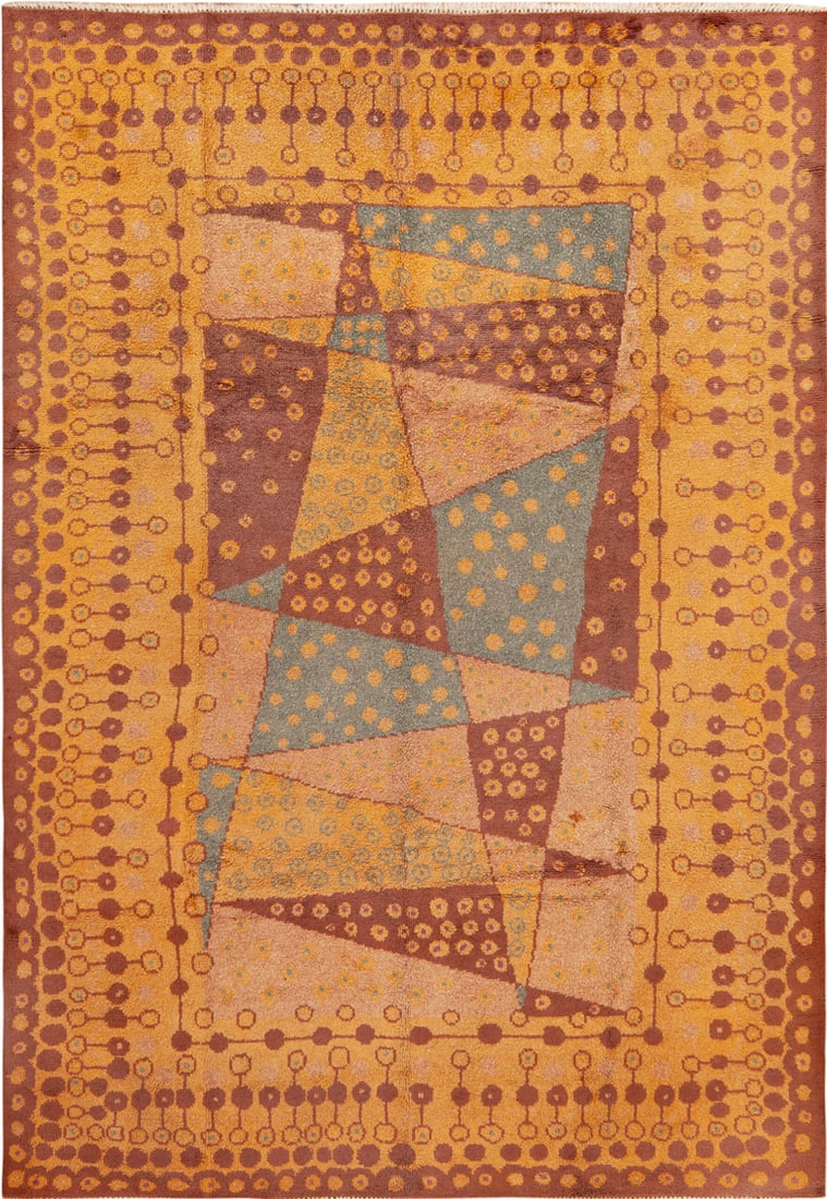 Antique French Art Deco Carpet, circa 1925?1935 - 9 ft 8 in x 7 ft (2.95 m x 2.13 m): Curated collection of antique, vintage and modern rugs Antique French Art Deco Carpet, circa 1925?1935 Size: 9 ft 8 in x 7 ft (2.95 m x 2.13 m) Provenance: Property of a Los Angeles dealer A sop