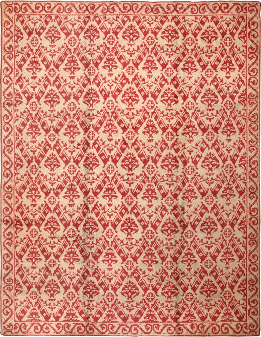 No Reserve - Large Vintage Spanish Carpet - 17 ft 6 in x 13 ft 10 in (5.33 m x 4.22 m): Curated collection of antique, vintage and modern rugs No Reserve - Large Vintage Spanish Carpet Size: 17 ft 6 in x 13 ft 10 in (5.33 m x 4.22 m) Provenance: Collection of late notable London and New 