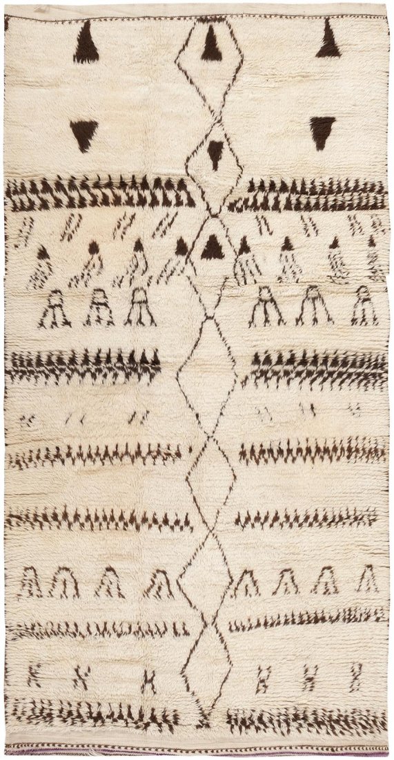 Vintage Moroccan Rug Primitive Beni Ourain Carpet / Rug: Size: 4 ft 4 in x 8 ft 7 in (1.32 m x 2.62 m) - mid-20th Century - Evocative of the impeccable stylings of Charles and Ray Eames, Le Corbusier and many other mid-century greats, this superb vintage Mo