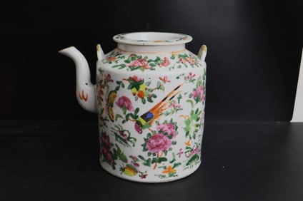 A Chinese Teapot, China 19th Century Porcelain