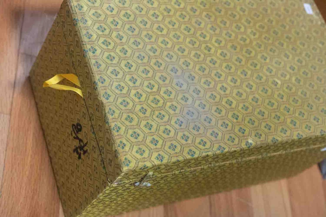 Old Chinese Dehua Blanc De Chine White Porcelain Guanyin Bodhisattva Sitting On Lotus Sculpture (1 of 14)