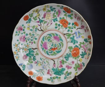 A Chinese famille rose plate, Jiaqing period, Qing dynasty