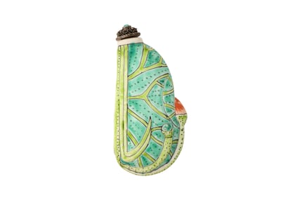 A CHINESE MOULDED AND ENAMELLED PORCELAIN 'FOLDED LOTUS LEAF' SNUFF BOTTLE