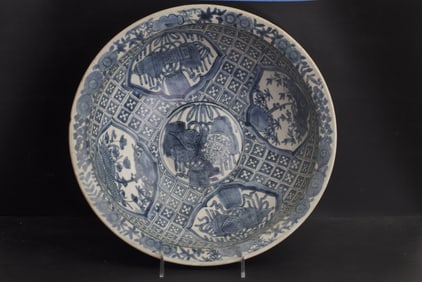 Large Ming Chinese Porcelain bowl Binh Thaun shipwreck. Around 1608