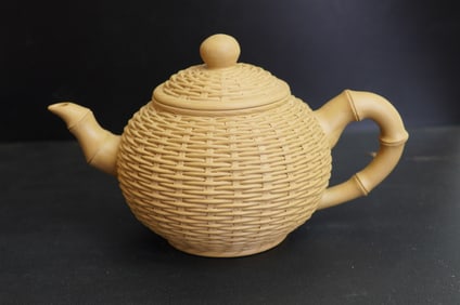 CHINESE YIXING ZISHA TEAPOT