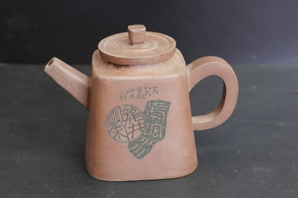 CHINESE YIXING ZISHA TEAPOT