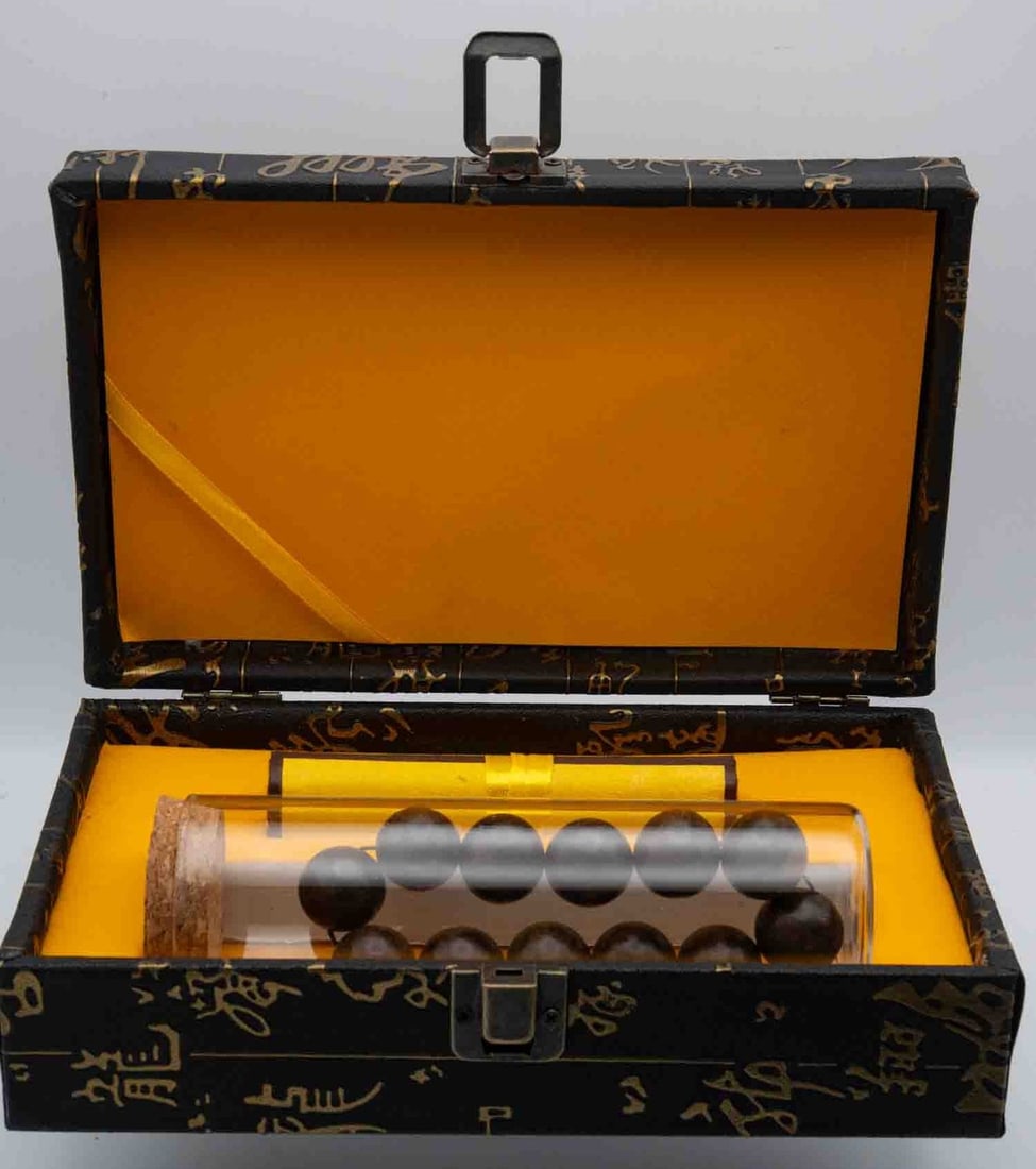 Old Chinese Agarwood Bead Bracelet: Affordable and convenient "Self-Arranged Shipping" available, please email treasuredauctions@gmail.com before you check out for quote comparison. LIVESHIPPING is NOT a part of the auction house or our