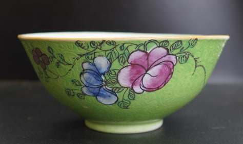 Chinese green-ground famille rose bowl, early 19th century