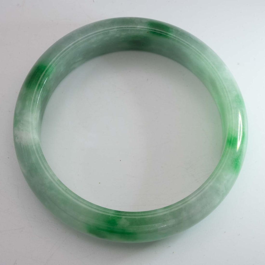 Chinese Green Jade Bangle: Affordable and convenient "Self-Arranged Shipping" available, please email treasuredauctions@gmail.com before you check out for quote comparison. LIVESHIPPING is NOT a part of the auction house or our
