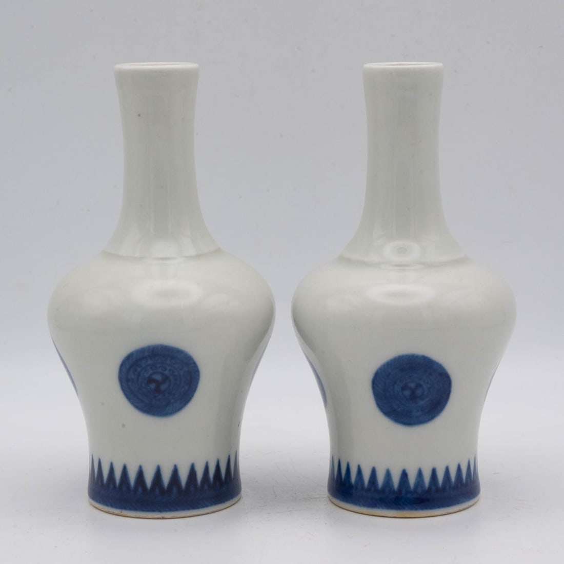 A Pair Of Chinese Qianlong Period Porcelain Exquisite Mallet Vase: Affordable and convenient "Self-Arranged Shipping" available, please email treasuredauctions@gmail.com before you check out for quote comparison. LIVESHIPPING is NOT a part of the auction house or our