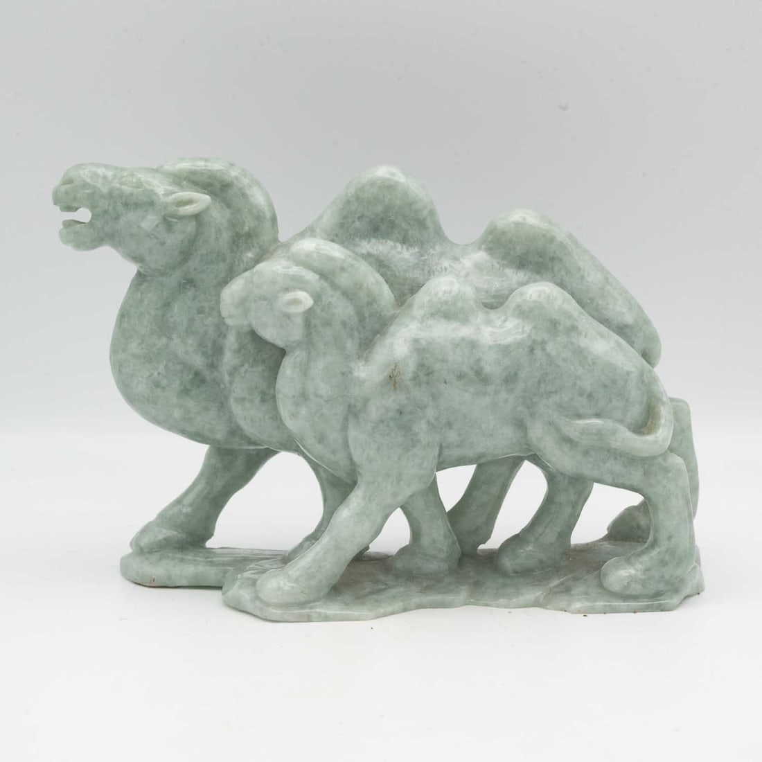 Vintage Hand Carved Green Jade Camel Sculpture: Affordable and convenient "Self-Arranged Shipping" available, please email treasuredauctions@gmail.com before you check out for quote comparison. LIVESHIPPING is NOT a part of the auction house or our