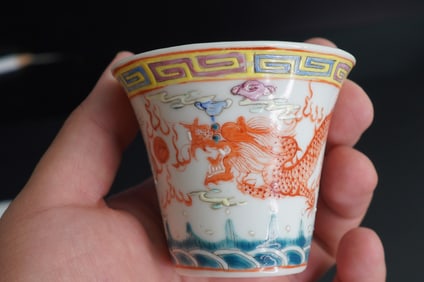 A PAIR OF CHINESE FAMILLE-VERTE DRAGON AND PHOENIX CUPS, GUANGXU PERIOD (1875 - 1908)