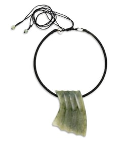 A CHINESE GREEN JADE CARVED HAIR ORNAMENT PENDANT