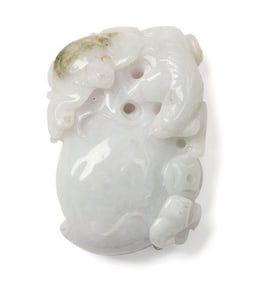A Chinese jade sculpture of a peach