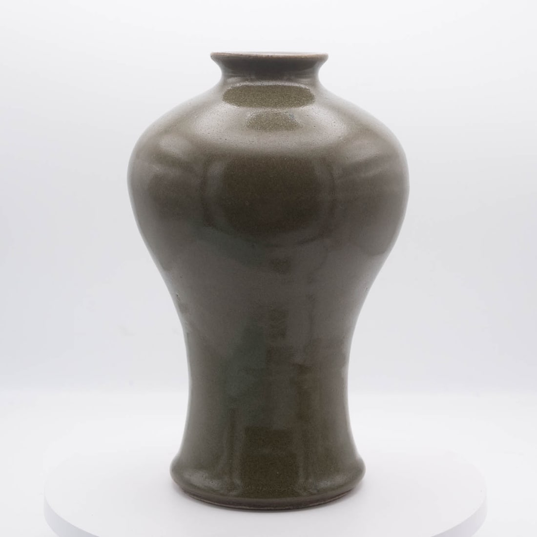 Antique Chinese Tea Dust Glazed Porcelain Vase: Medium: Porcelain Size: 8.3x5.5x5.5 inches Age/Detail: Antique Chinese Tea Dust Glazed Condition: great overall, check photo for condition reference. Provenance: Collection from Estate in Tribecca Liv