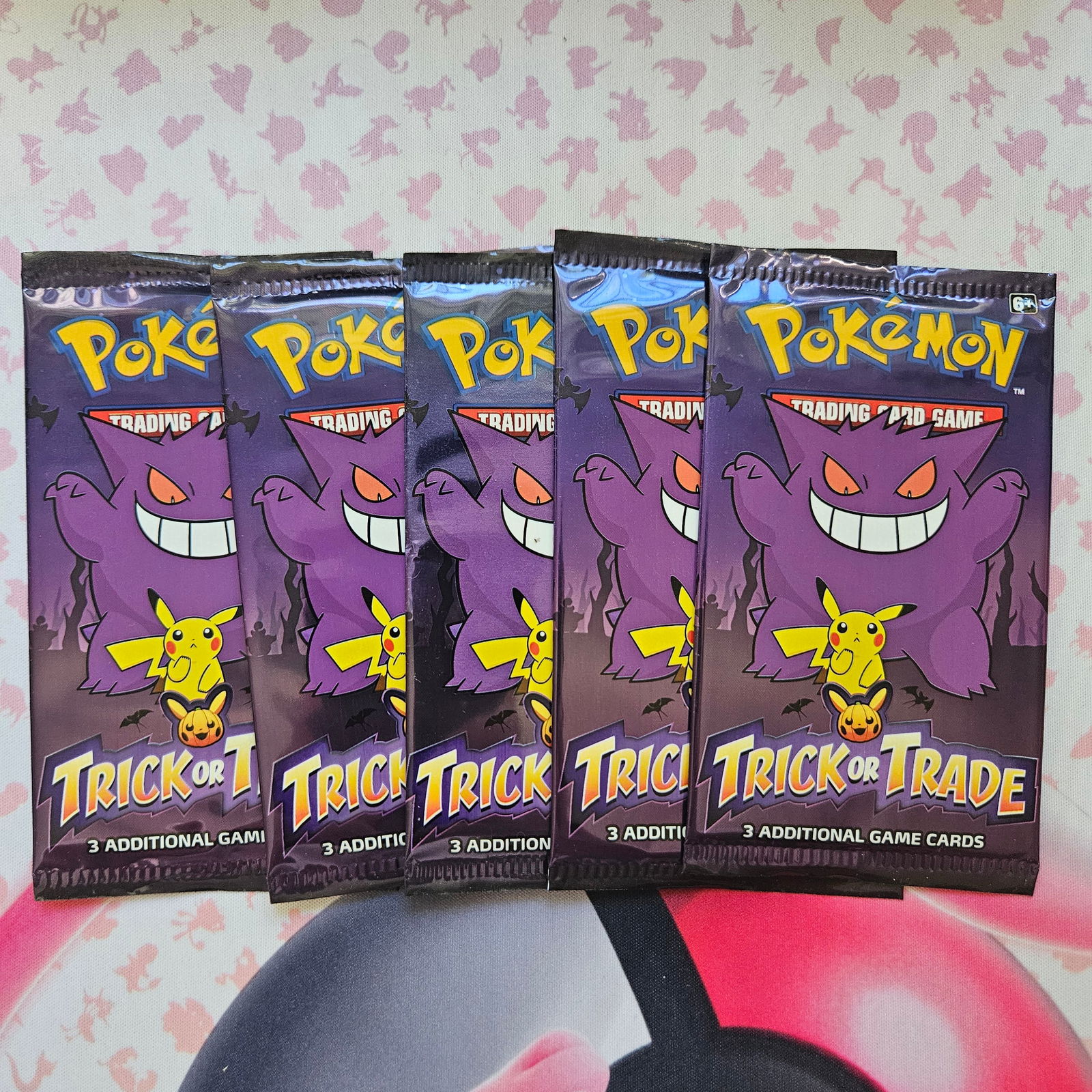 Trick or Trade Booster Pack Lot: We offer combined shipping on multiple items. Buyers may also arrange their own shipping. LiveShipping is a separate and independent option for shipping that is NOT a part of the auction house or thei