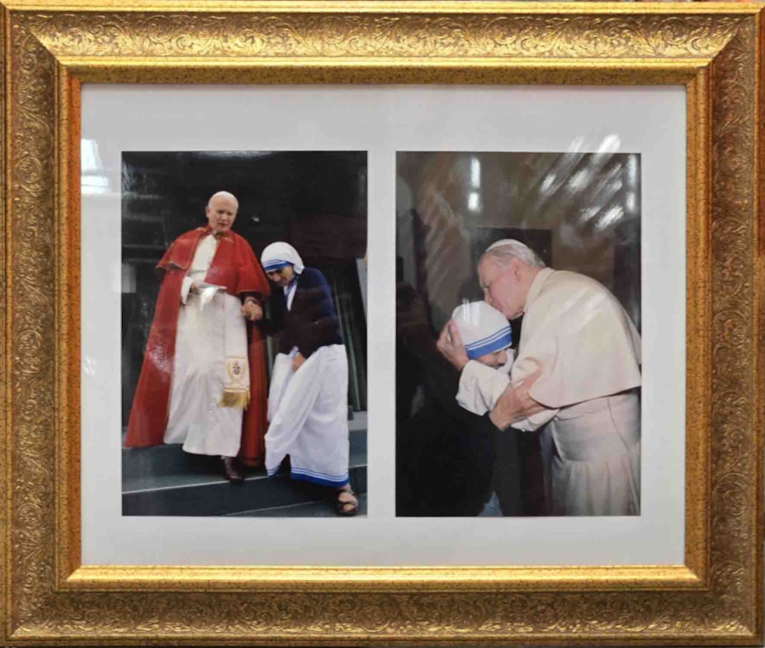 Photo Of "Pope John Paul And Mother Teresa": Title: Pope John Paul And Mother Teresa Medium: Photo On Size: 21 x 25 inches Age: Condition: Great, please check photo for condition reference Provenance: Estate in Tribeca Combined shipping rate ava