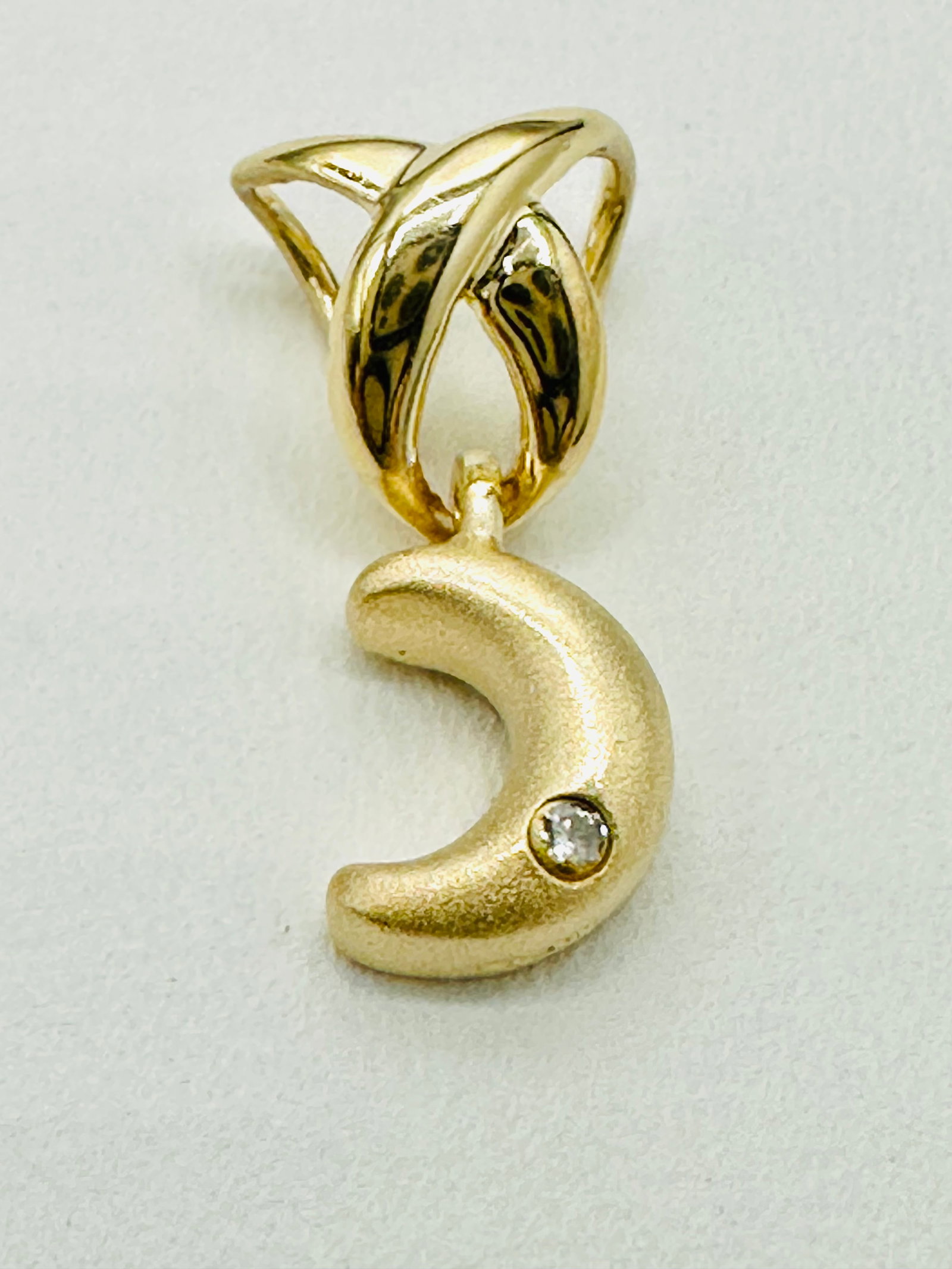 Natural Diamond Pendant,14KT Yellow Gold # 2503: # 2503 Natural Diamond Pendant,14KT Yellow Gold 1 piece diamond 0.02 carat Pendant Weight: 1.00 grams(t.w.) Pendant size: 14 mm X 8 mm