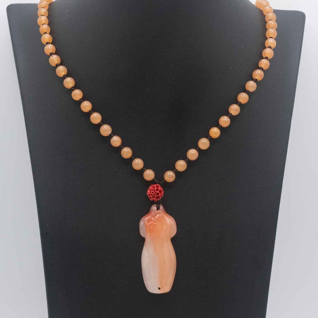 Necklace Agate Pendant And Necklace: Medium: Agate Size: 23 inches Age/Detail: Necklace Condition: great overall, check photo for condition reference. Provenance: Collection from Estate in Tribecca LiveShipping is NOT a part of the aucti
