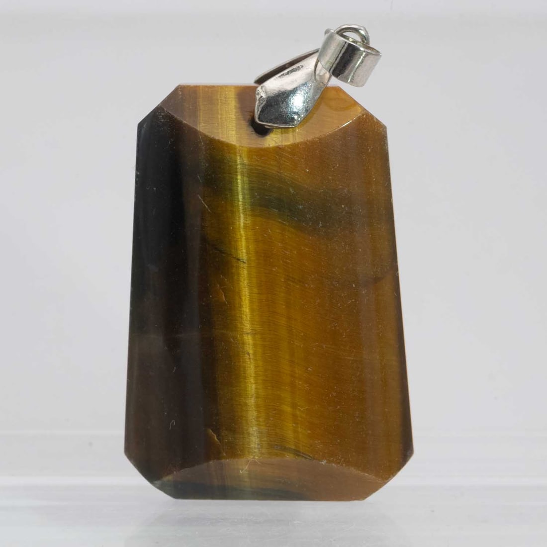 18KGP Vintage Tiger's Eye Pendant: Medium: Tiger's Eye Size: 1.5x1x0.4 inches Age/Detail: 18KGP Vintage Condition: great overall, check photo for condition reference. Provenance: Collection from Estate in Williamsburg LiveShipping is N
