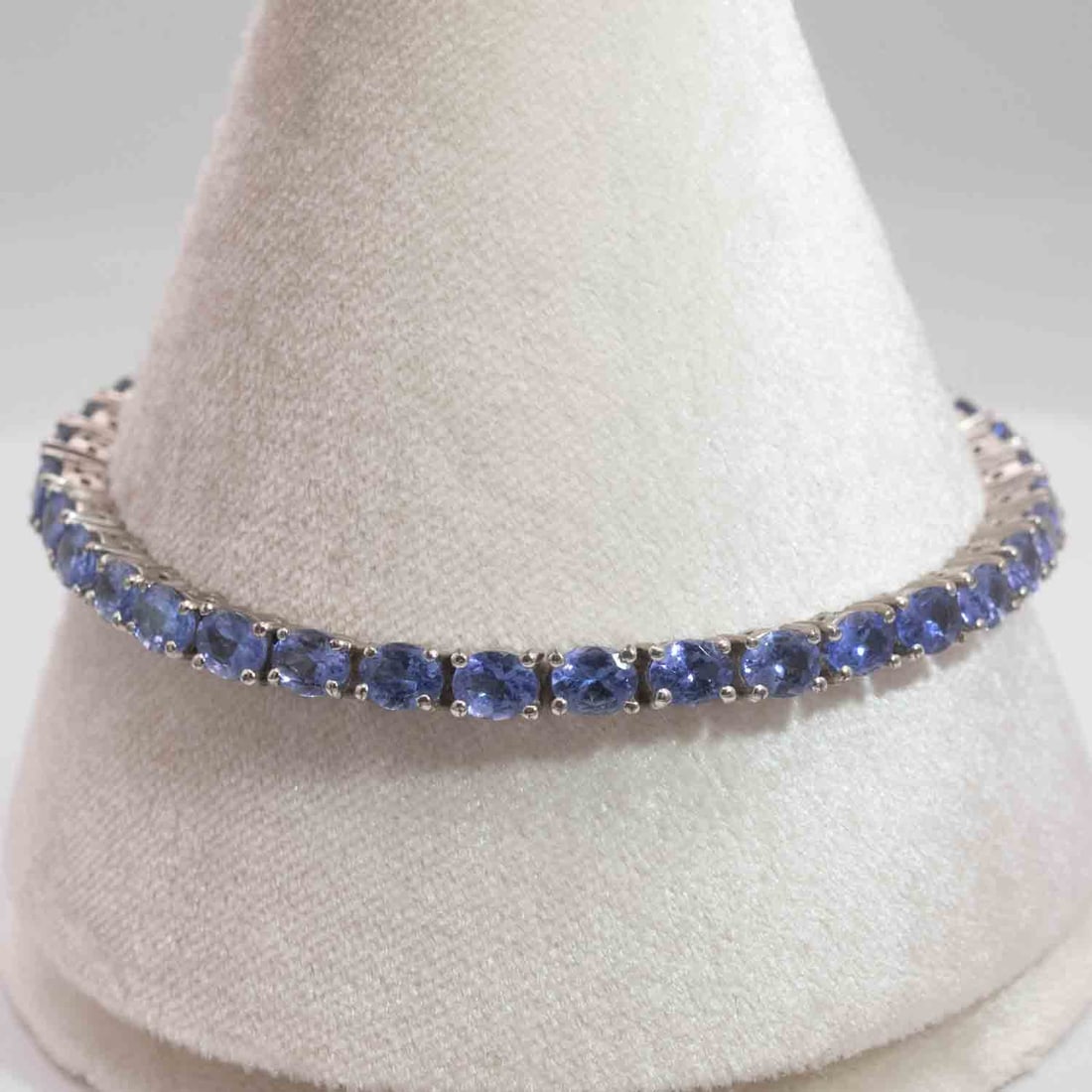 Sterling Silver Blue Tanzanite Bracelet: Medium: Blue Tanzanite Size: 7.5 inches Age/Detail: Sterling Silver Condition: great overall, check photo for condition reference. Provenance: Collection from Estate in Williamsburg LiveShipping is NO