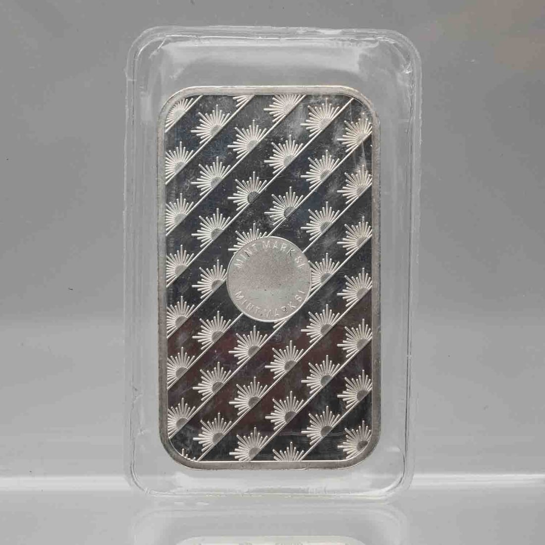 Sunshine Mint Eagle 1oz Silver Bar: MLC2408876 Subject: Sunshine Mint Eagle 1oz Silver Bar Medium: 999 Silver Year: Condition: MS in original package Note: Any condition statement is given as an opinion and should not be treated as a st