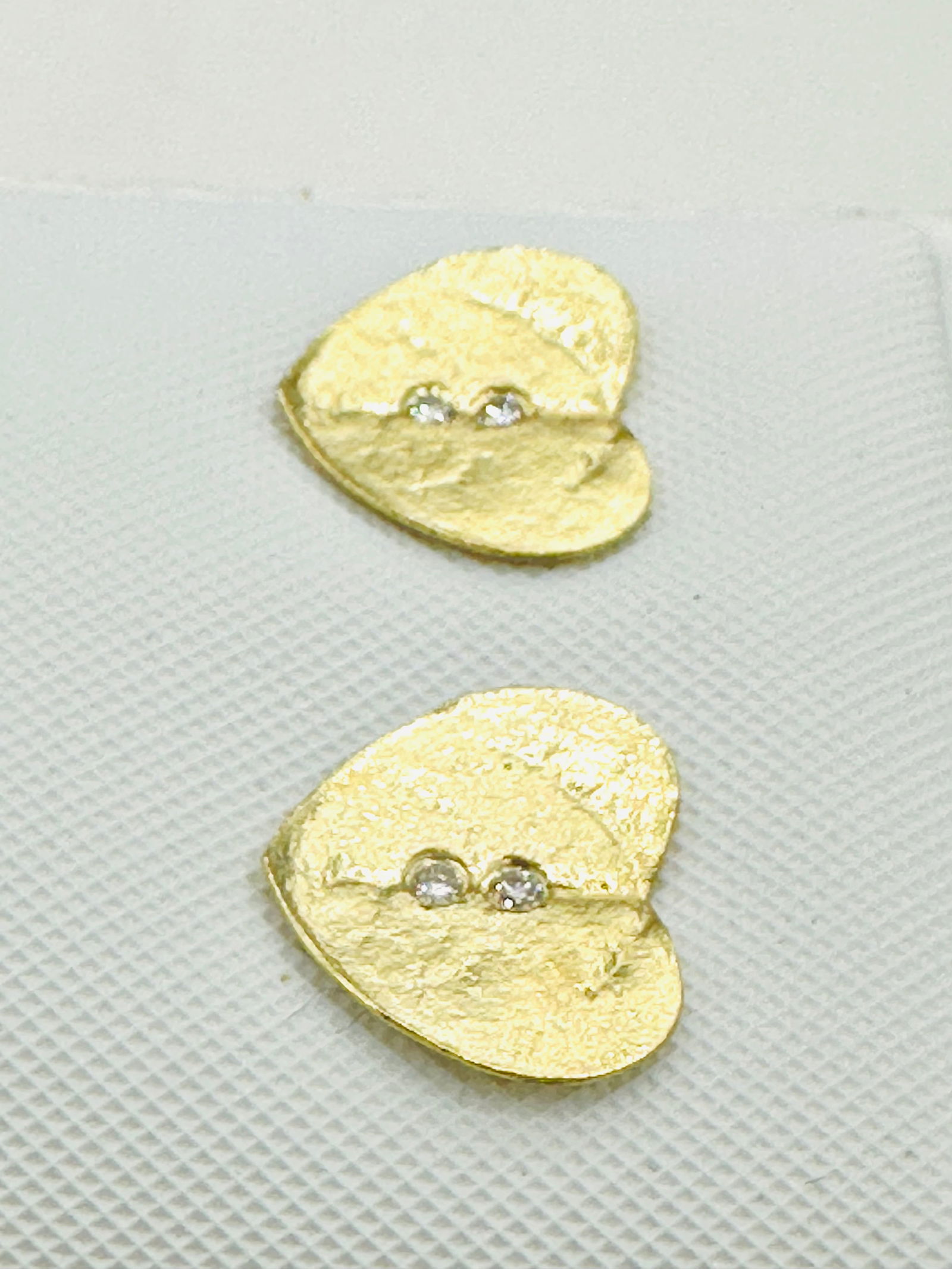 Pair of Natural Diamond Heart Stud Earrings, 14KT Yellow Gold # 2533: # 2533 Pair of Natural Diamond Heart Stud Earrings, 14KT Yellow Gold 4 pieces diamond 0.04 carat(t.w.) Earrings Weight: 1.80 grams(t.w.) Post backs Earrings Size: 10 mm X 11 mm