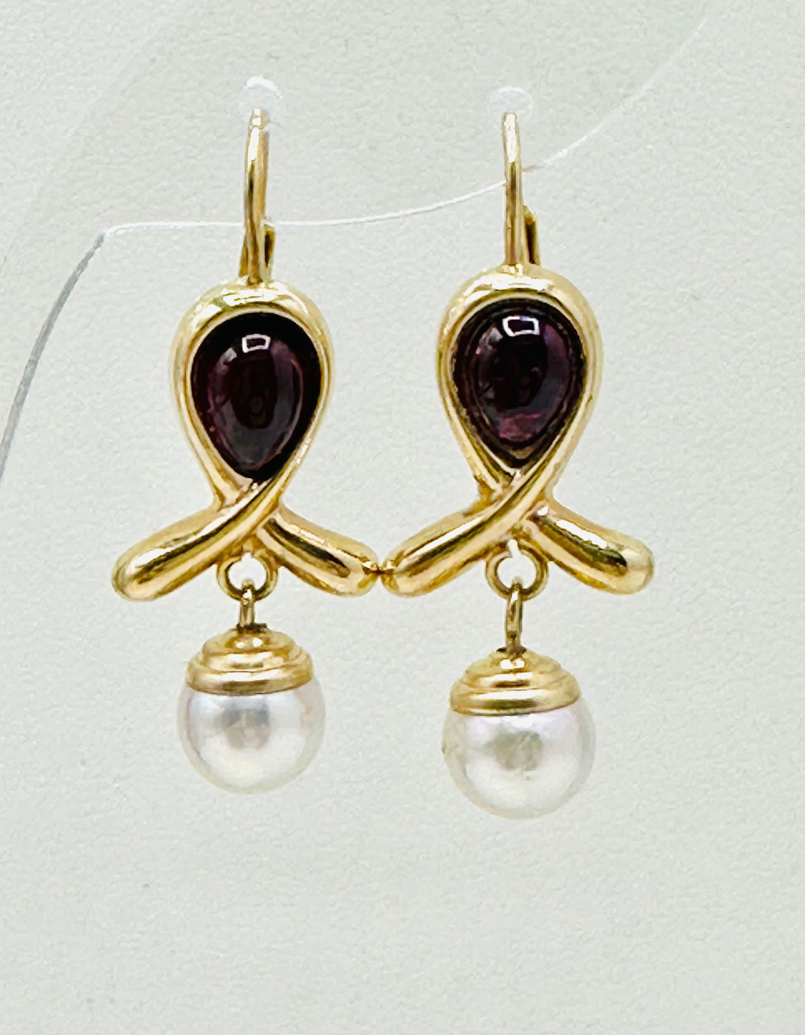 14KT Yellow Gold,Pair of Cultured Pearl and Garnet Earrings # 2701: # 2701 14KT Yellow Gold,Pair of Cultured Pearl and Garnet Earrings 2 pieces 7—7.5 mm cultured pearl 2 pieces oval garnet Earrings Weight: 4.10 grams(t.w.) Earrings Size: 33 mm X 13 mm