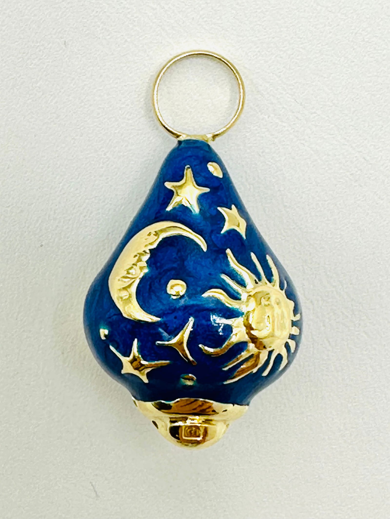 18KT Yellow Gold,Enamel Puff Charm # 2748: # 2748 18KT Yellow Gold,Enamel Puff Charm Pendant Weight: 3.30 grams (t.w.) Pendant size: 33 mm X 17.50 mm